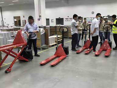 電動(dòng)高升程搬運(yùn)車交付使用，感謝廠家羅總親自跟客戶講解操作方法！